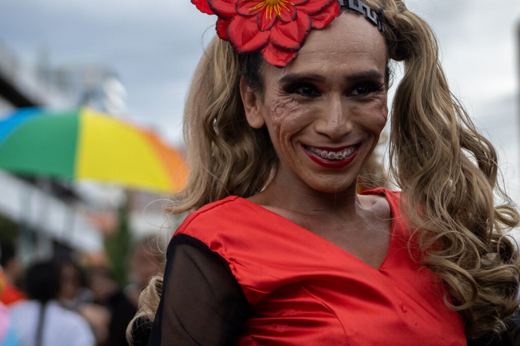 Fotografías de Jovanna García x Resisters durante el Desfile del Orgullo de la Diversidad Sexual 2022. Retratos de mujeres diversas recorriendo las calles de la Ciudad de Guatemala. Llenas de colores, alegría y sonrisas.