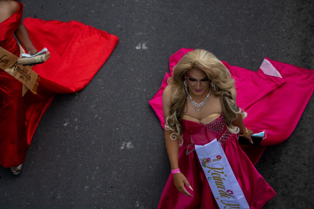 Fotografías de Jovanna García x Resisters durante el Desfile del Orgullo de la Diversidad Sexual 2022. Retratos de mujeres diversas recorriendo las calles de la Ciudad de Guatemala. Llenas de colores, alegría y sonrisas.