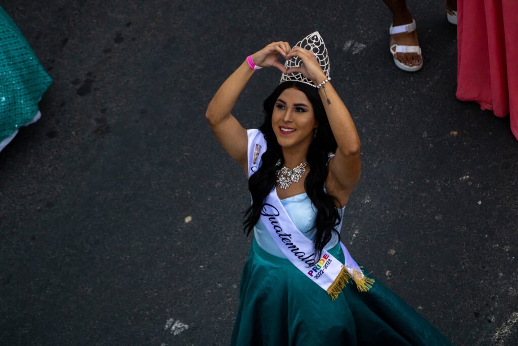 Fotografías de Jovanna García x Resisters durante el Desfile del Orgullo de la Diversidad Sexual 2022. Retratos de mujeres diversas recorriendo las calles de la Ciudad de Guatemala. Llenas de colores, alegría y sonrisas.
