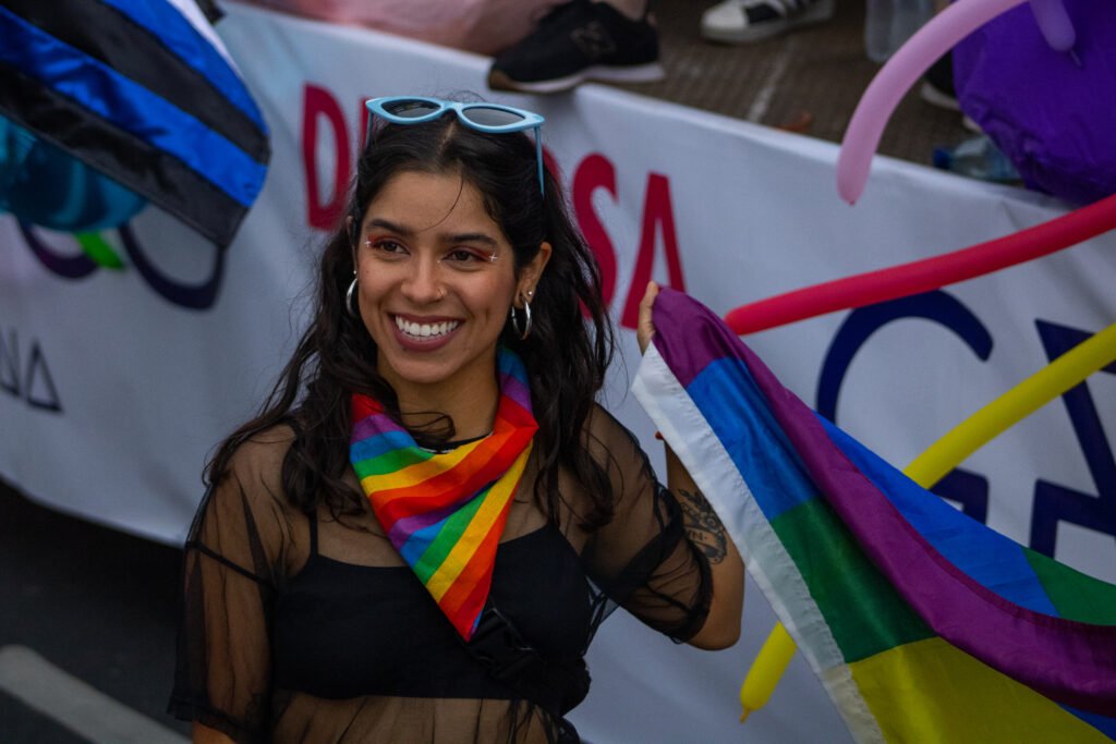 Fotografías de Jovanna García x Resisters durante el Desfile del Orgullo de la Diversidad Sexual 2022. Retratos de mujeres diversas recorriendo las calles de la Ciudad de Guatemala. Llenas de colores, alegría y sonrisas.