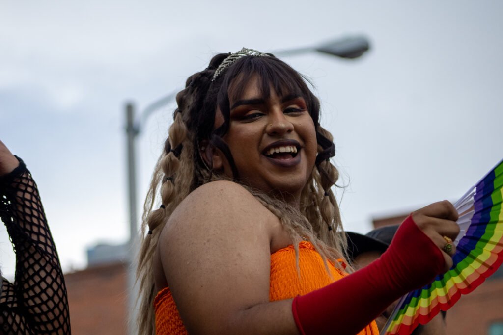 Fotografías de Jovanna García x Resisters durante el Desfile del Orgullo de la Diversidad Sexual 2022. Retratos de mujeres diversas recorriendo las calles de la Ciudad de Guatemala. Llenas de colores, alegría y sonrisas.