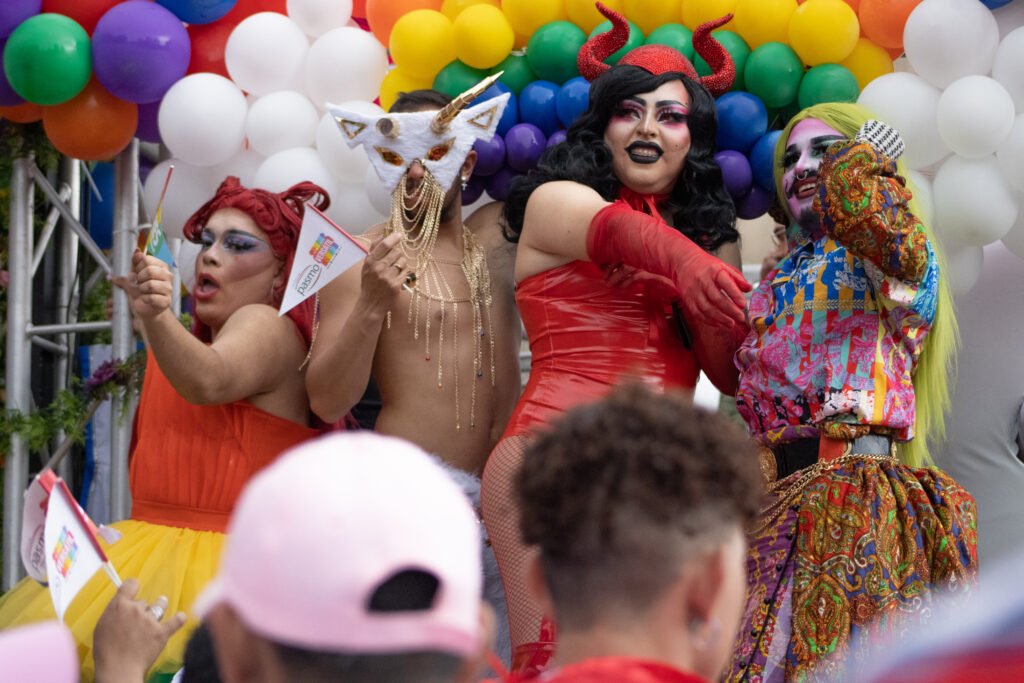 Fotografías de Jovanna García x Resisters durante el Desfile del Orgullo de la Diversidad Sexual 2022. Retratos de mujeres diversas recorriendo las calles de la Ciudad de Guatemala. Llenas de colores, alegría y sonrisas.