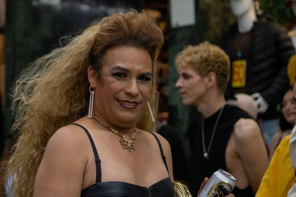 Fotografías de Jovanna García x Resisters durante el Desfile del Orgullo de la Diversidad Sexual 2022. Retratos de mujeres diversas recorriendo las calles de la Ciudad de Guatemala. Llenas de colores, alegría y sonrisas.