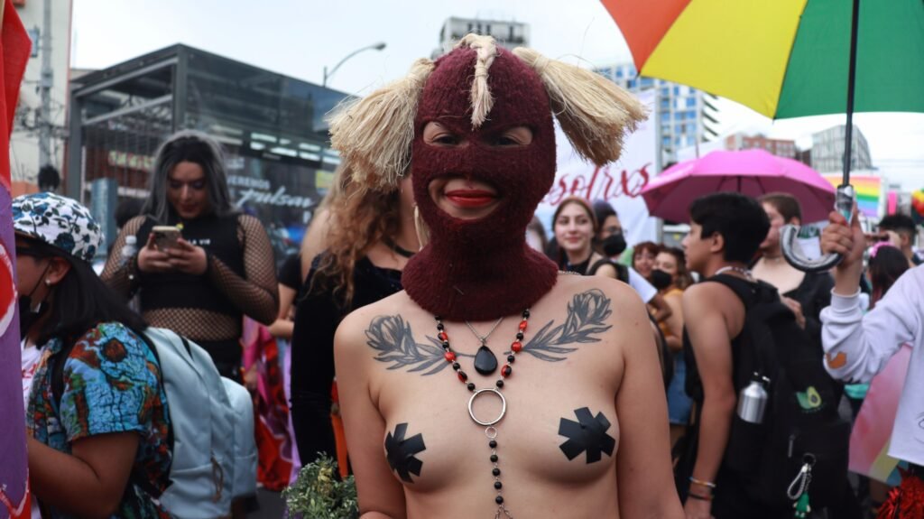 Fotografías de María Jossé España x Resisters en el Desfile del Orgullo de la Diversidad Sexual en Guatemala, el 25 de junio de 2022. Mujeres queer, lesbianas, bi, trans, demisexuales y mucha diversidad más, recorrieron las calles en una fiesta de resistencia.