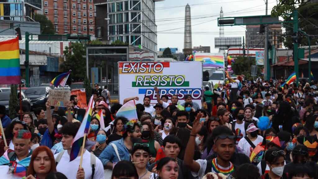 Fotografías de María Jossé España x Resisters en el Desfile del Orgullo de la Diversidad Sexual en Guatemala, el 25 de junio de 2022. Mujeres queer, lesbianas, bi, trans, demisexuales y mucha diversidad más, recorrieron las calles en una fiesta de resistencia.