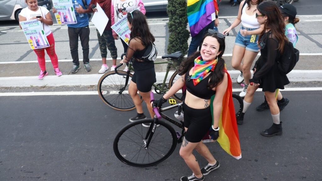 Fotografías de María Jossé España x Resisters en el Desfile del Orgullo de la Diversidad Sexual en Guatemala, el 25 de junio de 2022. Mujeres queer, lesbianas, bi, trans, demisexuales y mucha diversidad más, recorrieron las calles en una fiesta de resistencia.